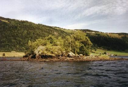 Zwischen Land und Insel existiert eine ziemliche Str&ouml;mung und es ist flach. Aber wir haben trotzdem keine Probleme mit der Durchfahrt.