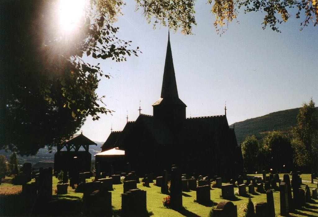 Auch die Außenanlage um die Kirche ist schön, der Friedhof ist sehr gepflegt.