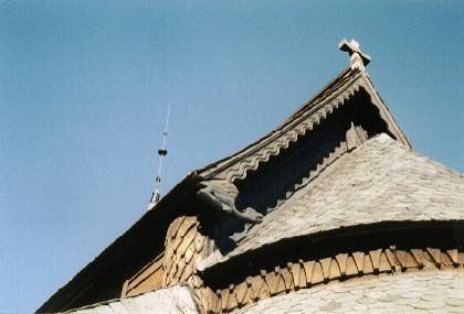 Der schlichte, aber sehr eindrucksvolle Schmuck am Giebel der Kirche.