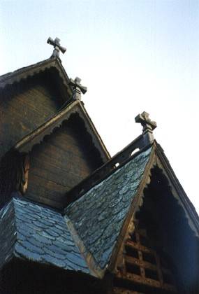 Die Kirche muss drei Stockwerke haben, doch wir konnten das nicht nachpr&uuml;fen, da sie geschlossen war. Auch hier sind die Giebel geschm&uuml;ckt.