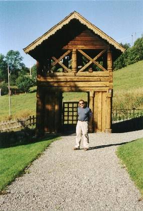 Ich entschlie&szlig;e mich zu einem Heldenfoto vor dem Tor.