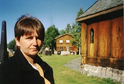 Wir sind an der Stabkirche von Hedalen.