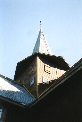 Diese Kirche hat einen m&auml;chtigen Kirchturm.