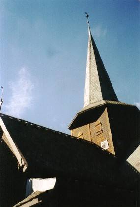Die Kirche wirkt durch ihre Wuchtigkeit und Gr&ouml;&szlig;e, es gibt au&szlig;en kaum Schmuckelemente, alles ist sehr schlicht gehalten.
