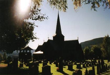 Auch die Au&szlig;enanlage um die Kirche ist sch&ouml;n, der Friedhof ist sehr gepflegt.