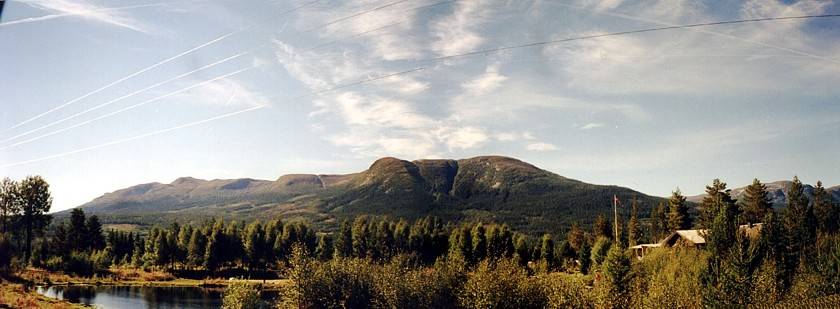 Blick auf den Berg Manfjell, der 1075 Meter hoch ist.
