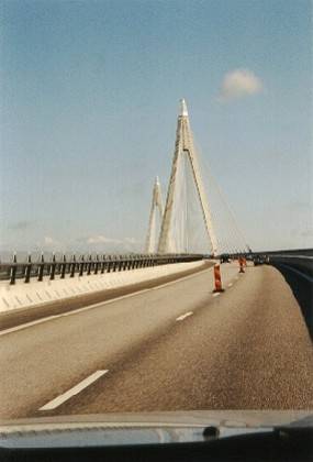 Wir fahren auf dieser imposanten Br&uuml;cke &uuml;ber den Havstens Fjord bei Herrestad - Uddevalla.