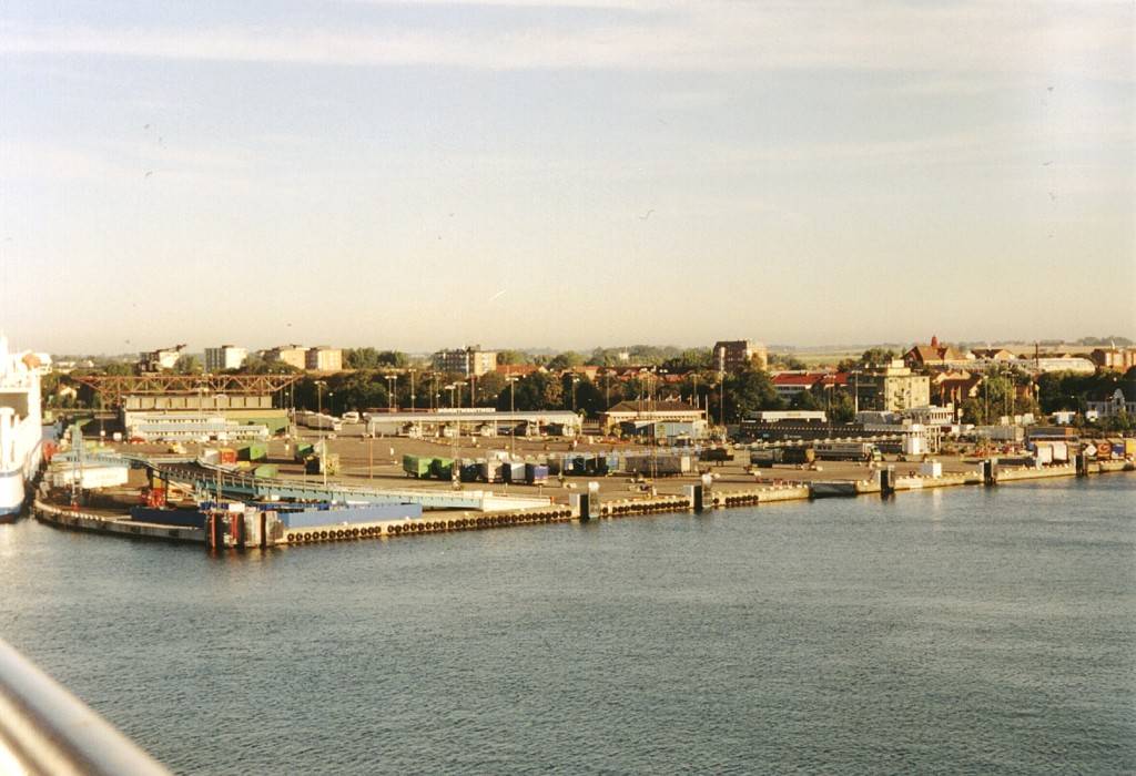 Trelleborg liegt in der Morgensonne, im Hafen beginnt die Betriebsamkeit.