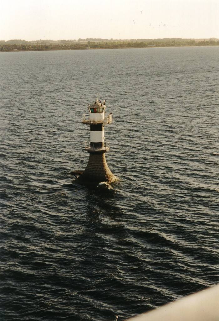 Mitten im Meer ein kleiner Leuchtturm, er weist den Weg nach Trelleborg.