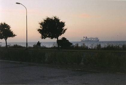 Im Morgengrauen sehen wir vom Parkplatz aus unsere Fähre, die FS Skåne, die wie gehabt rückwärts auf den Trelleborger Hafen zuschwimmt.