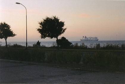 Im Morgengrauen sehen wir vom Parkplatz aus unsere F&auml;hre, die FS Sk&aring;ne, die wie gehabt r&uuml;ckw&auml;rts auf den Trelleborger Hafen zuschwimmt.