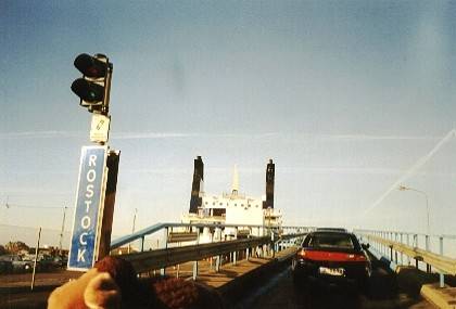 &Uuml;ber einen weiteren Platz und dann die Gangway hinauf - schon sind wir wieder auf der FS Sk&aring;ne.