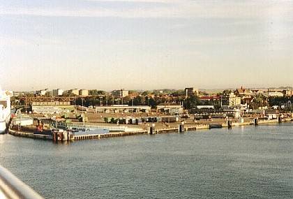 Trelleborg liegt in der Morgensonne, im Hafen beginnt die Betriebsamkeit.