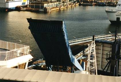 Das Hochfahren der Gangway leitet das Ablegen ein.