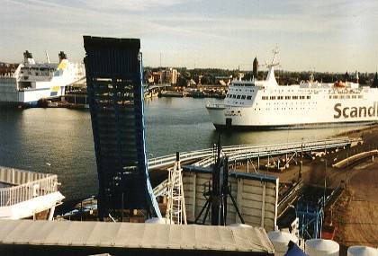 Dann beginnt das Schott herunterzufahren und die Schiffsmotoren erh&ouml;hen h&ouml;rbar die Drehzahl.