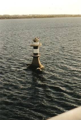 Mitten im Meer ein kleiner Leuchtturm, er weist den Weg nach Trelleborg.