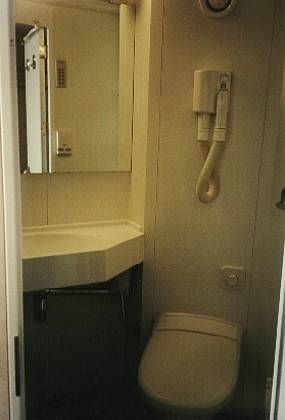 Zu unserer Luxus - Suite gehört auch ein Toilettentrakt, mit WC und Waschbecken...