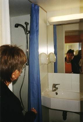 sowie einer schicken Dusche. Evi ist zufrieden.