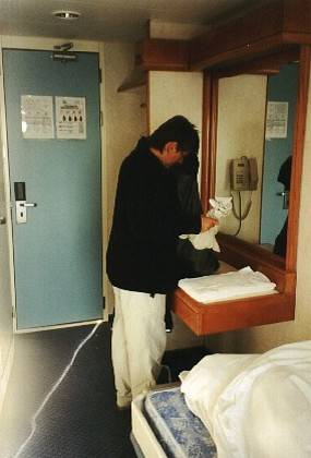 Eine Ablage und eine Art Kleiderschrank runden das Ganze ab.