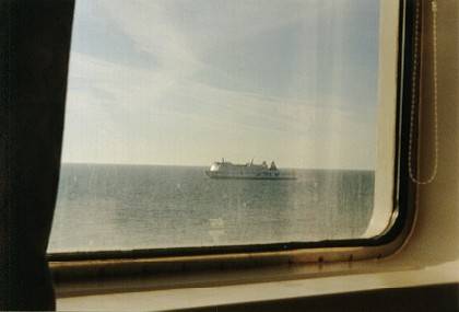 Solange vor diesem Fenster nur ein Schiff der TT-Line und kein Fisch auftaucht, ist alles in Ordnung..