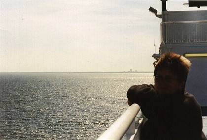 Voraus am Horizont ist bereits Rostock zu erkennen.
