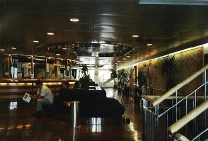 Die Rezeption. Rechts hinten sind die Zugänge zu den Kabinen, links geht es zum Restaurant und rechts vorn die Treppe führt hinauf aufs Deck.