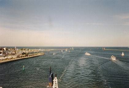 Zum Sonnabendvormittag sind eine Menge Schiffe und Boote vor dem Hafen unterwegs.