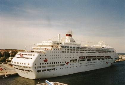 Ein englisches Kreutzfahrtschiff, die aROSA.