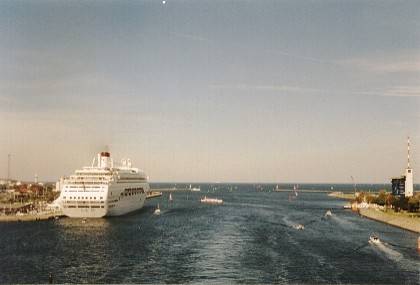 Es herrscht lebhaftes Treiben im und um den Hafen.