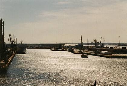 Verschiedene Liegepl&auml;tze im Hafen, die wir beim Drehen des Schiffes sehen k&ouml;nnen.