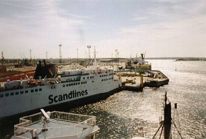 Das kleine Segelboot dort unten war mit uns auf Kollisionskurs, ihm folgte noch ein weiteres. Das hat uns eine Menge Zeit gekostet.