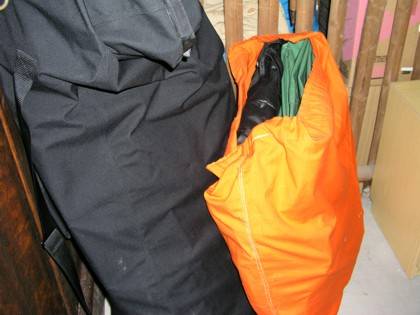 Bootshaut und Persenning (orange), Gestänge und Matte (schwarz).
