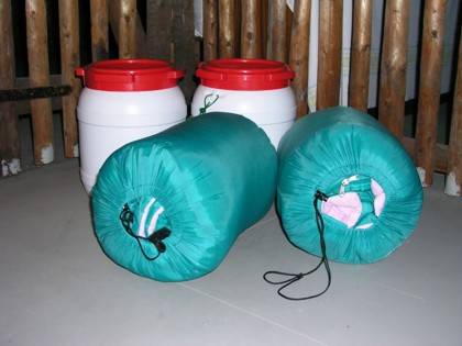 Schlafsäcke und wasserdichte Tonnen