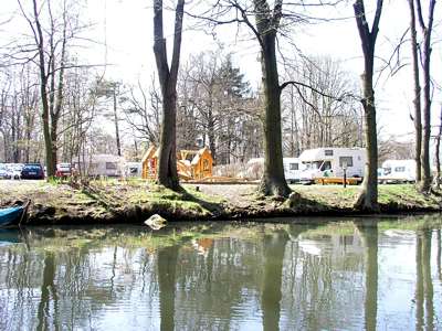 Gleich nach dem Ablegen ein Foto in Richtung Campingplatz, zu Ostern ist er voll belegt. Im Vordergrund sieht man den Kinderspielplatz.