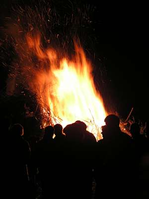 Wir n&auml;hern uns dem Feuer, die Zuschauer bilden in einigem Abstand einen Kreis.