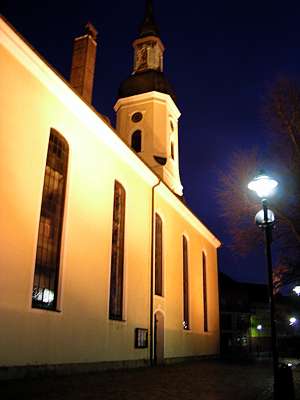 Die beleuchtete Nikolaikirche am Markt ist sehr sch&ouml;n.