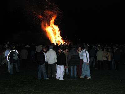Das Osterfeuer hat eine Menge Leute angelockt.
