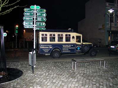 Auf dem Heimweg kommen wir an dem wundersch&ouml;nen Oldtimer vorbei, der vor der Nikolaikirche steht. Der Wegweiser scheint zu sagen: "Steig ein und fahr mit, Ziele gibt es genug!".