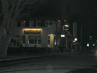 Das zweist&ouml;ckige Hafengeb&auml;ude mit dem Restaurant "Zum Rudelhaus" und der Bowlingbahn - hier ist jeden Abend was los.