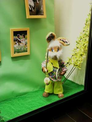 Ostern ist es auch im Schaufenster vom Fotostudio Michaelis - dieser Osterhase hat Evi gefallen.