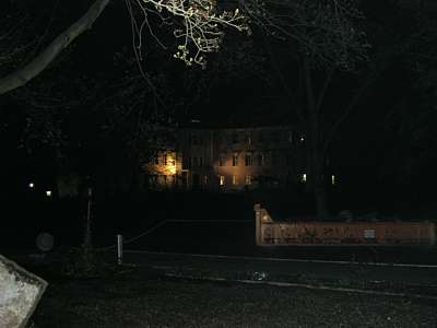 Das abendliche Lübbenauer Schloss. An der Orangerie wird noch gebaut, deshalb der Container im Vordergrund.