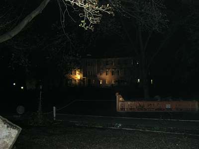 Das abendliche L&uuml;bbenauer Schloss. An der Orangerie wird noch gebaut, deshalb der Container im Vordergrund.