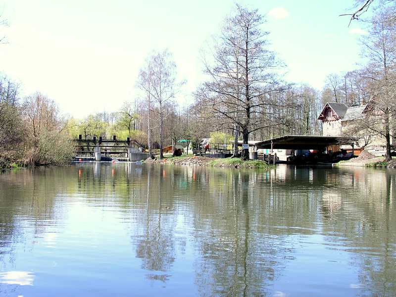 Blick auf das Wehr zum Lehder Flie&szlig; am L&uuml;bbenauer Hafen. Rechts die Zufahrt zur Schleuse, links, hier nicht im Bild, die Einfahrt in die Bootsrolle.