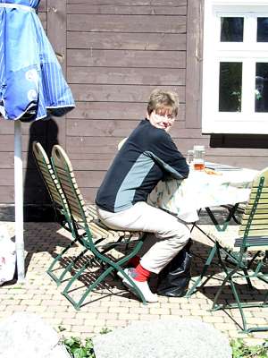 In der Sonne ist es sch&ouml;n warm, der Salat und das Babben-Bier schmecken ausgezeichnet.