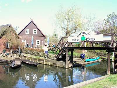 Das Gasthaus Froschk&ouml;nig ist vom Wasser aus erreichbar. Man muss allerdings sein Boot ans Ufer ziehen.