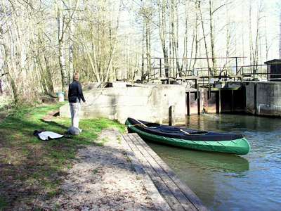 Ehe wir die Kamera ausgepackt haben, sind die anderen Paddler schon abgebogen.