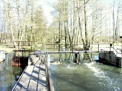 Blick von der Schleuse in &ouml;stlicher Richtung, von wo wir gekommen sind. Gleich nach der Schleuse geht rechts der Rohrkanal ab.