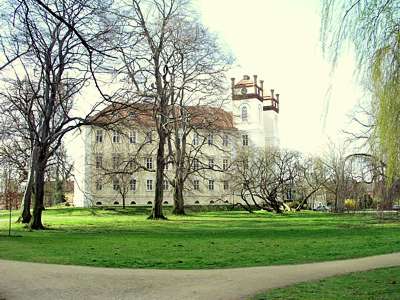 Das Lübbenauer Schloss der gräflichen Herrschaft von Lynar mit seinem weitläufigen Schlosspark ist sehr eindrucksvoll.