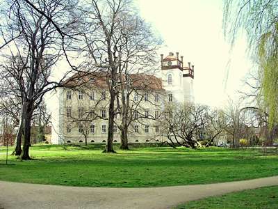 Das L&uuml;bbenauer Schloss der gr&auml;flichen Herrschaft von Lynar mit seinem weitl&auml;ufigen Schlosspark ist sehr eindrucksvoll.