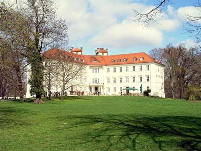 Es beherbergt ein Hotel und zum Ostermontag herrscht reger Betrieb. Im Fernsehen haben wir gesehen, dass in diesem Hotel sogar ein richtiger Butler arbeitet.
